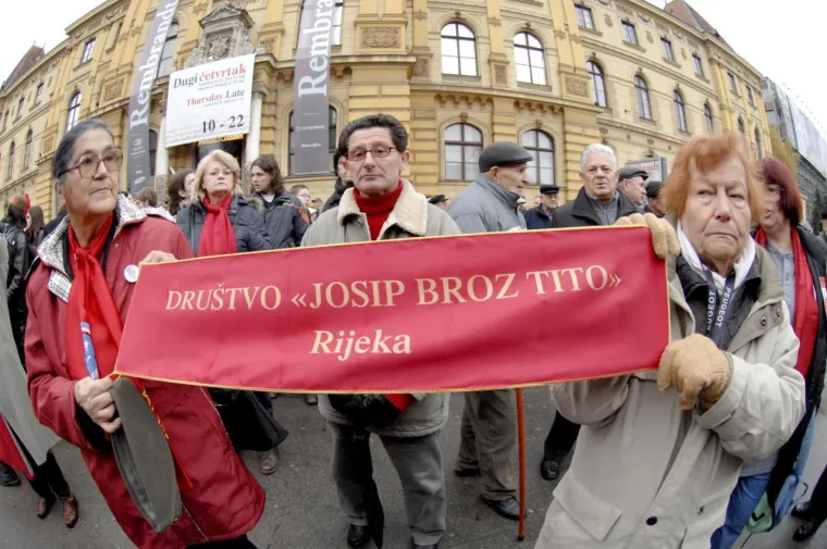 Na istom su mjestu održavani i skupovi onih koji nisu željeli da se trgu mijenja naziv. Ovako je bilo 2008. godine.