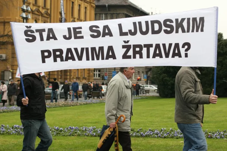 Tvrdeći da je Josip Broz Tito za svoje vladavine bio masovni ubojica, terorist i kršitelj ljudskih prava, prosvjednici su iz godine u godinu tražili micanje njegovog imena iz naziva trga za koji su kazali da je jedan od posljednjih simbola jugoslavenskog totalitarizma.