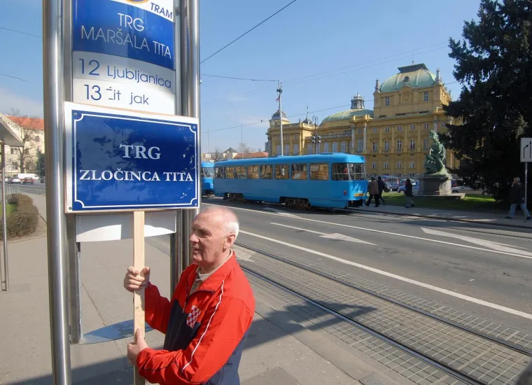 Zagovaratelji promjene naziva trga često bi se pojavljivali s replikama ploča na kojima su isticali da je riječ o 'Trgu zločinca Tita'.