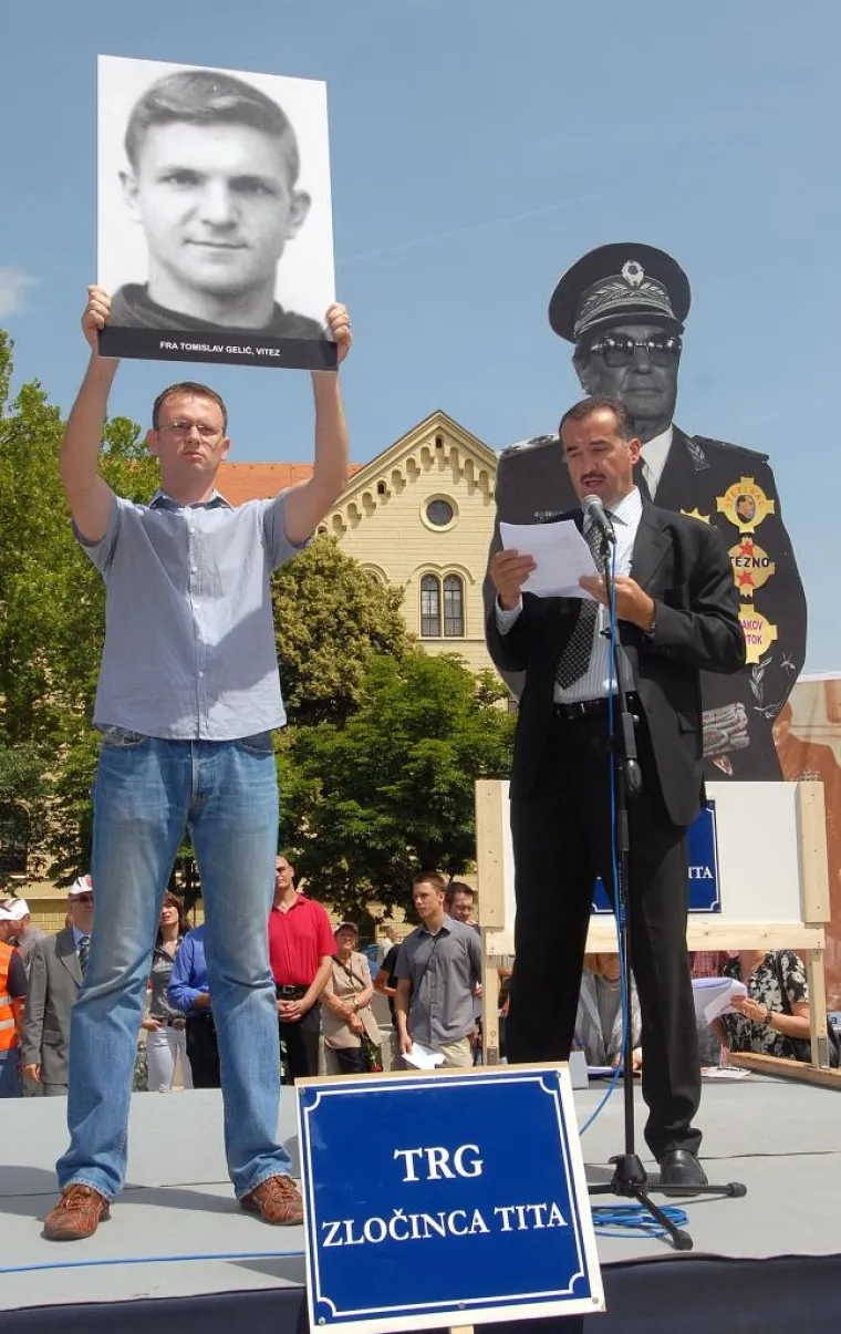Liderima opskurnih krajnje desnih stranaka, poput HČSP-a, skup na trgu ponekad bi bio prilika da se obrate većem broju ljudi nego što sami imaju birača i članova.