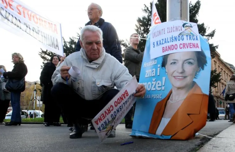 Godine 2009. poruka prosvjednika bila je "Uklonite zločinca s Kazališnog trga, bando crvena". Te je godine na vlasti u državi bio HDZ, a u Zagrebu 'vječni' Bandić koji se devet godina kasnije odazvao na apel.