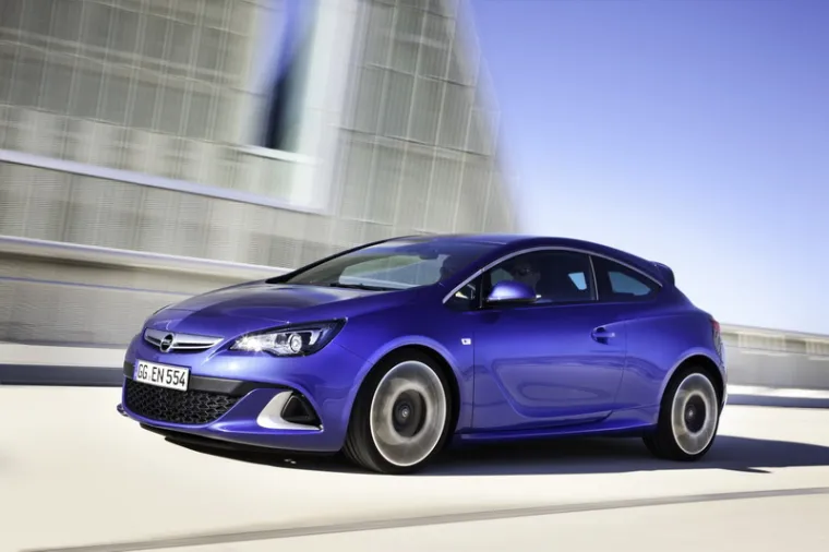 Peterovratna Astra i model Sports Tourer dobili su nov, svjež izgled koji je još više sportski i luksuzan. To se odnosi i na novu četverovratnu Astru limuzinu. Opelov dizajnerski tim usredotočio se na prednji dio dajući mu još naglašeniju donji dio prednje maske inspiriran dizajnom Astre GTC, oplemenjen mrežicom tehnički preciznije konstrukcije.
