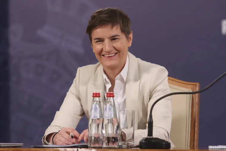 Iako otočne sredine znaju biti zatvorene, u Staroj Baškoj nemaju predrasuda prema poznatoj sumještanki: &quot;Nismo mi zadrti kao što neki misle. Nemojte raditi šušur bez potrebe&quot;, rekao je jedan mještanin Baške za Slobodnu Dalmaciju te podsjetio da su upravo oni, među prvima na Jadranu još prije pedeset godina prihvatili - nudizam.