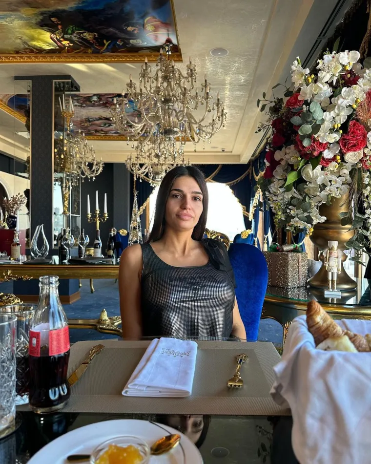 Na društvenim mrežama redovno dijeli golišave fotografije i video sadržaje, a otvoreno priznaje da su njezini prihodi većinom vezani uz OnlyFans, koji je posljednjih godina sve popularniji.
