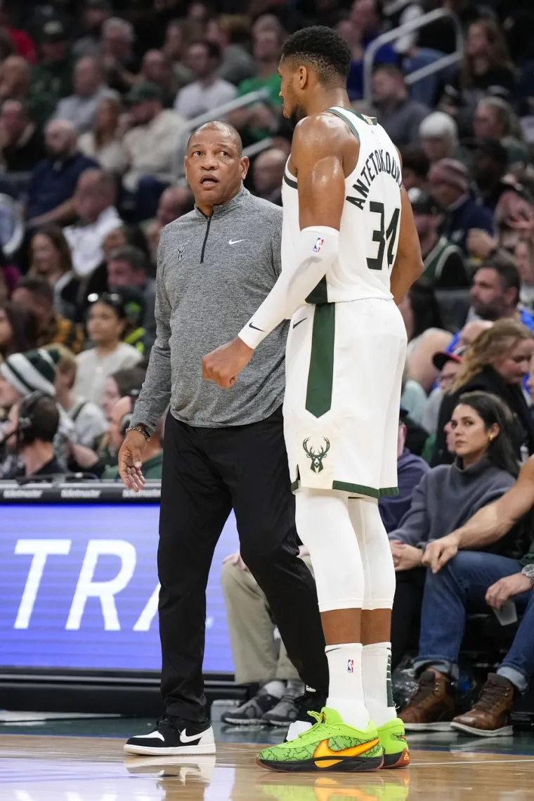 Ovako je Giannis u neobičnim tenisicama oduševio košarkaški svijet