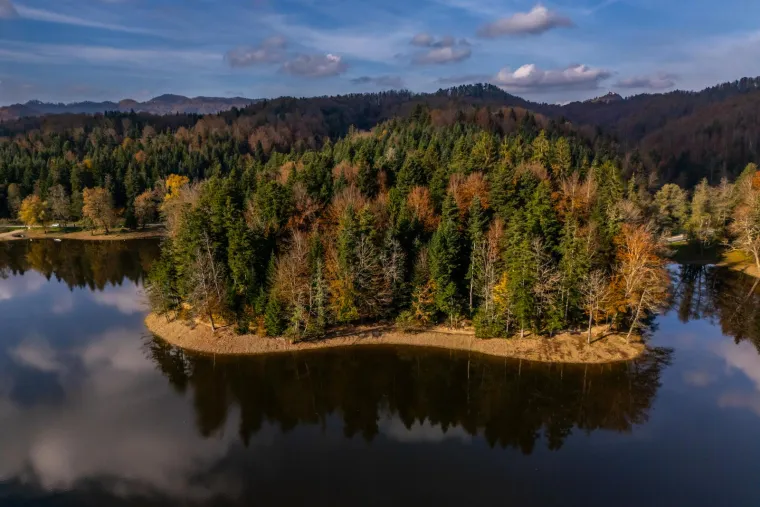 Jezero je dao urediti grof Drašković u razdoblju od 1850. do 1862, a u njegovo se vrijeme ono praznilo svake dvije do tri godine. Nakon Drugog svjetskog rata prestalo se s redovnim uklanjanjem mulja i posljednje je obavljeno šezdesetih godina prošlog stoljeća. 
