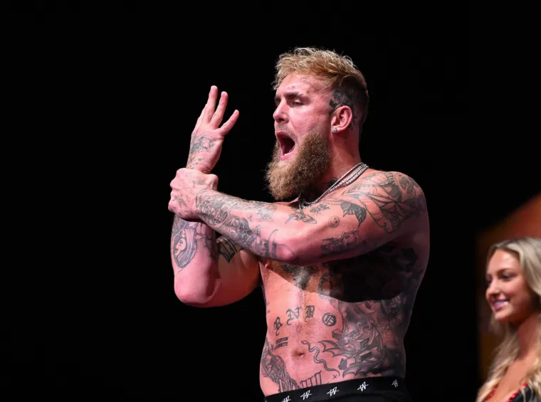 Jake Paul pokazivao je publici neke svoje, dobacivao publici da je on najjači, pokazivao mišiće i šo će napraviti Tysonu. Uglavnom, zabrijao&quot; je. 