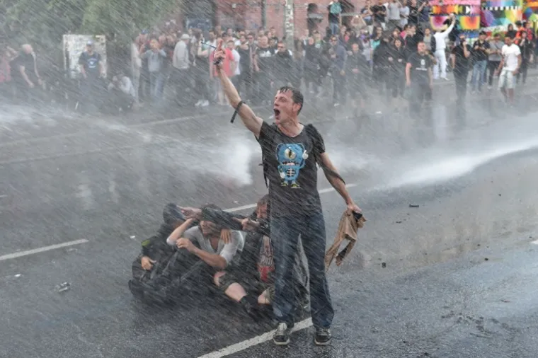 PROSVJED UOČI SUMMITA G20: U sukobu s antikapitalističkim prosvjednicima i anarhistima ozlijeđeno 76 policajaca