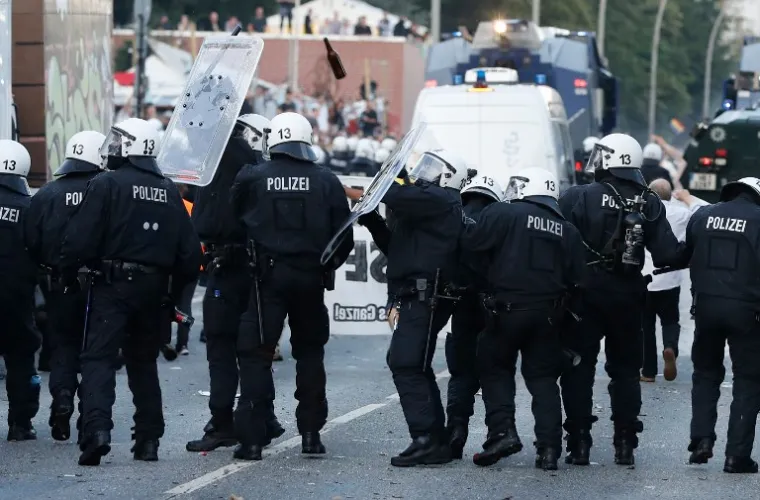 PROSVJED UOČI SUMMITA G20: U sukobu s antikapitalističkim prosvjednicima i anarhistima ozlijeđeno 76 policajaca