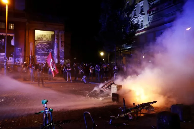 PROSVJED UOČI SUMMITA G20: U sukobu s antikapitalističkim prosvjednicima i anarhistima ozlijeđeno 76 policajaca