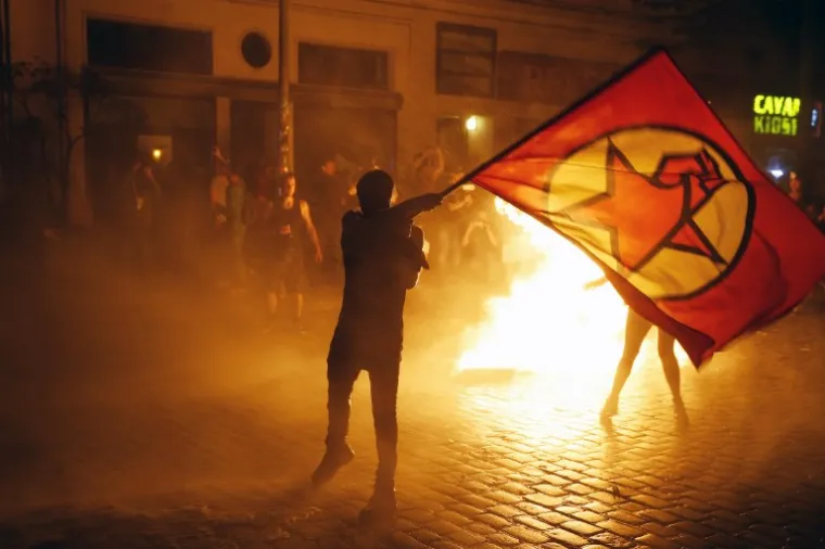 PROSVJED UOČI SUMMITA G20: U sukobu s antikapitalističkim prosvjednicima i anarhistima ozlijeđeno 76 policajaca