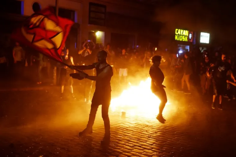 PROSVJED UOČI SUMMITA G20: U sukobu s antikapitalističkim prosvjednicima i anarhistima ozlijeđeno 76 policajaca