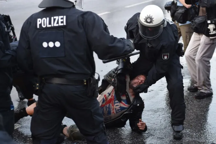 PROSVJED UOČI SUMMITA G20: U sukobu s antikapitalističkim prosvjednicima i anarhistima ozlijeđeno 76 policajaca