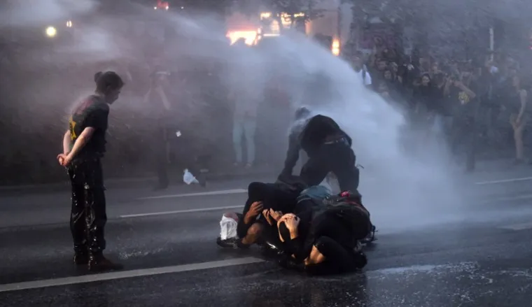 PROSVJED UOČI SUMMITA G20: U sukobu s antikapitalističkim prosvjednicima i anarhistima ozlijeđeno 76 policajaca