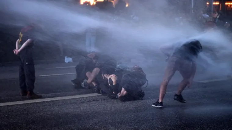 PROSVJED UOČI SUMMITA G20: U sukobu s antikapitalističkim prosvjednicima i anarhistima ozlijeđeno 76 policajaca