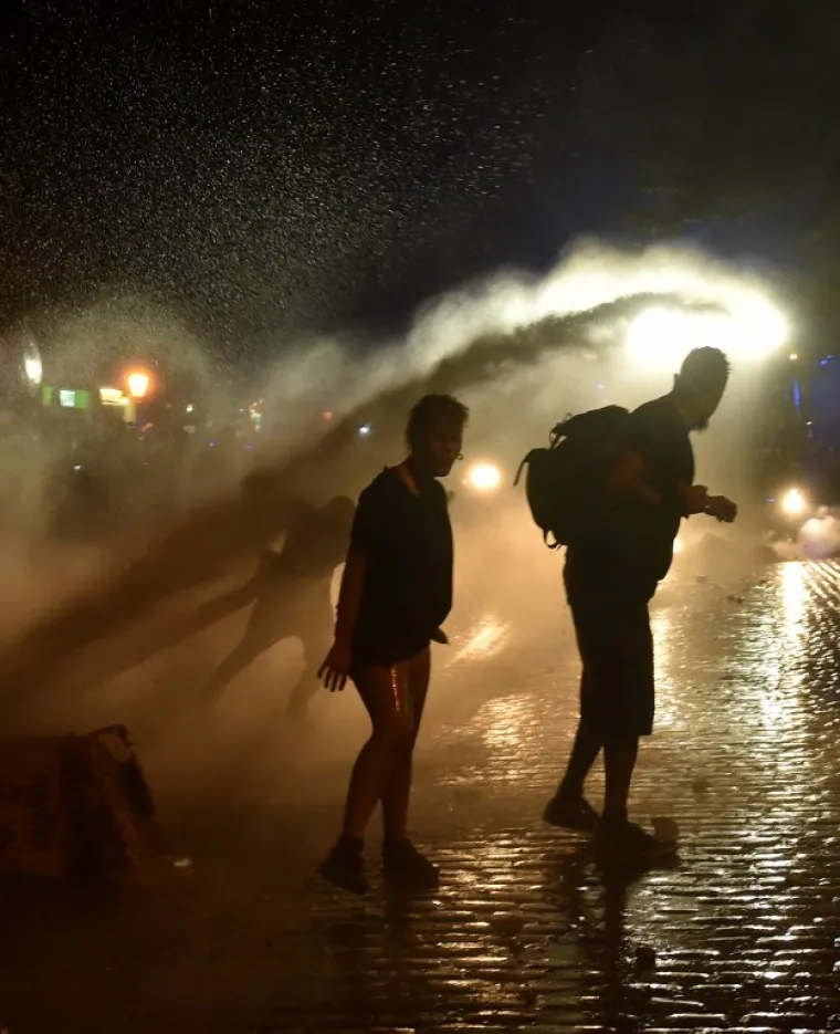 PROSVJED UOČI SUMMITA G20: U sukobu s antikapitalističkim prosvjednicima i anarhistima ozlijeđeno 76 policajaca