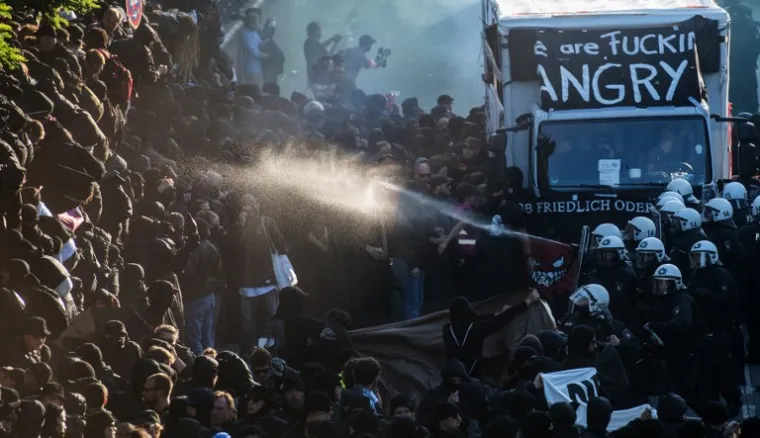 PROSVJED UOČI SUMMITA G20: U sukobu s antikapitalističkim prosvjednicima i anarhistima ozlijeđeno 76 policajaca
