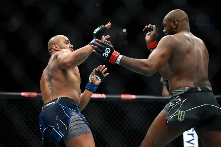 Jon Jones bio je apsolutni vladar poluteške kategorije. Odlučio se okušati i u teškoj kategoriji u ožujku 2023. borivši se za pojas s Cyrilom Ganeom.