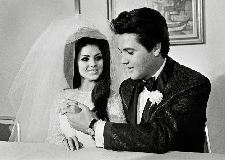 Unatoč slavi, Elvis je 1958. godine otišao služiti vojsku u Njemačku. Tamo je upoznao Priscillu Beaulieu, koja će kasnije postati njegova supruga.