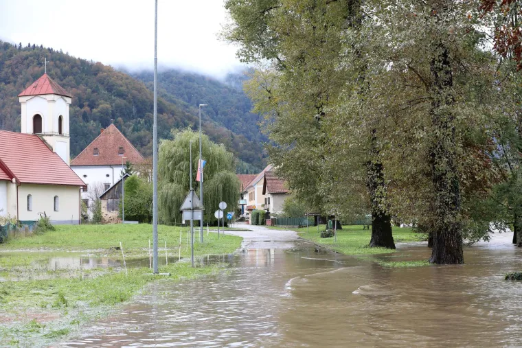 U malom mjestu u Gorskom kotaru opet je dramatično! Poplavljene su prometnice, voda ljudima ulazi u kuće