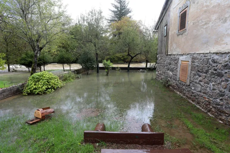 U malom mjestu u Gorskom kotaru opet je dramatično! Poplavljene su prometnice, voda ljudima ulazi u kuće