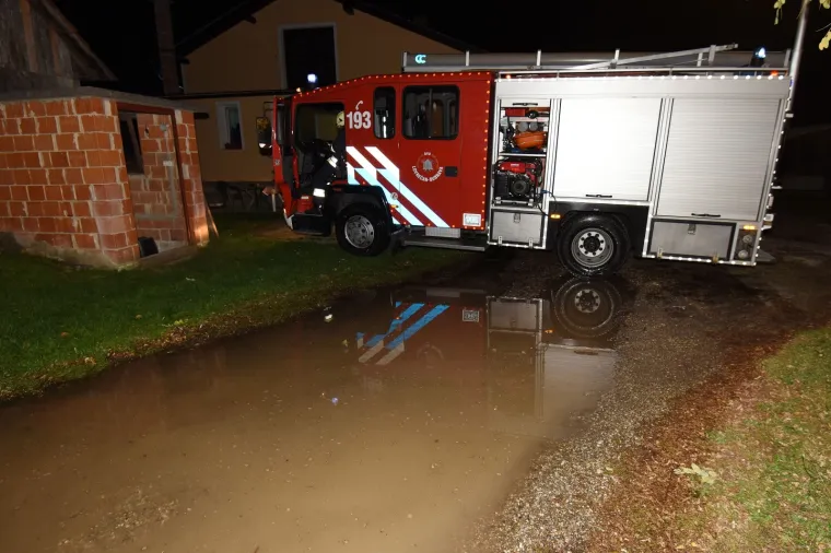 U Općini Cestica, koja se nalazi uz samu granicu s Republikom Slovenijom, došlo je do izlijevanja rijeke Drave a poplava prijeti mjestima Lovrečan Otok i Brezje u toj općini.