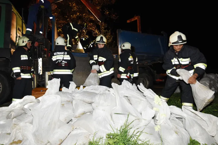U Općini Cestica, koja se nalazi uz samu granicu s Republikom Slovenijom, došlo je do izlijevanja rijeke Drave a poplava prijeti mjestima Lovrečan Otok i Brezje u toj općini.