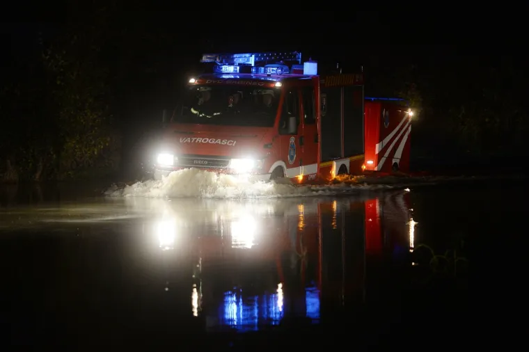 U Općini Cestica, koja se nalazi uz samu granicu s Republikom Slovenijom, došlo je do izlijevanja rijeke Drave a poplava prijeti mjestima Lovrečan Otok i Brezje u toj općini.