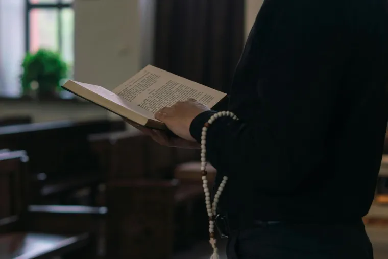 19. Bog prijeti svećenicima: Bog je zaprijetio svećenicima koji su postali lijeni da ga hvale. &quot;A sad, svećenici, ova je opomena za vas: Ako ne poslušate i ne odlučite iskazati čast mome imenu poslat ću na vas prokletstvo i prokleti vaše blagoslove. I već sam ih prokleo jer mi niste odlučili iskazati čast.&quot;