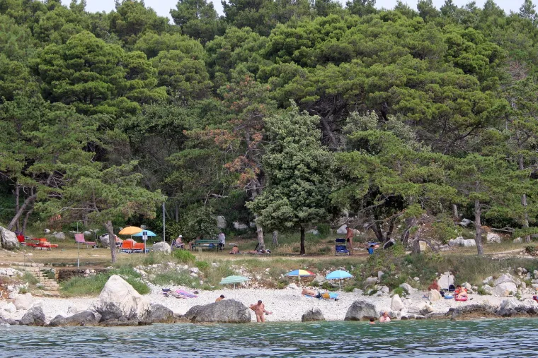 Na plaži Kandarola kupao se čak i engleski kralj Edward VIII. i Wallis Simpson, a ova plaža na Rabu već godinama privlači turiste diljem svijeta. U pitanju je šljunčana plaža koja ima mnoštvo sadržaja. 