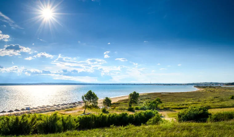 Ova plaža se nalazi na osamljenoj lokaciji te je idealna za one koje žele imati mir. Iako nema službenu FFK oznaku koja, dio plaže sjeverno od Sabunika i Privlake namijenjen je nudistima koji se ovdje kupaju već godinama. 