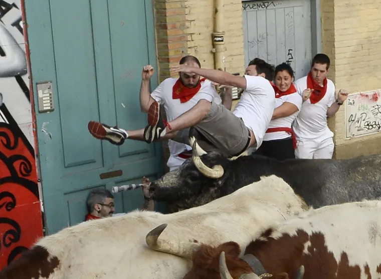 HRABROST ILI LUDOST? Počele tradicionalne utrke s bikovima u Pamploni