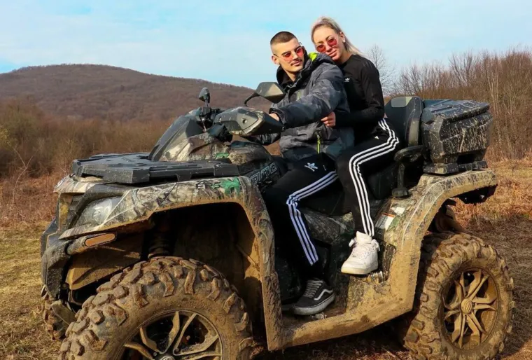 Prije dva dana, njezin sada već bivši partner, Adrian Petričević podijelio je na svom Youtube kanalu s 300.000 pratitelja kako je prekinuo s influencericom. 