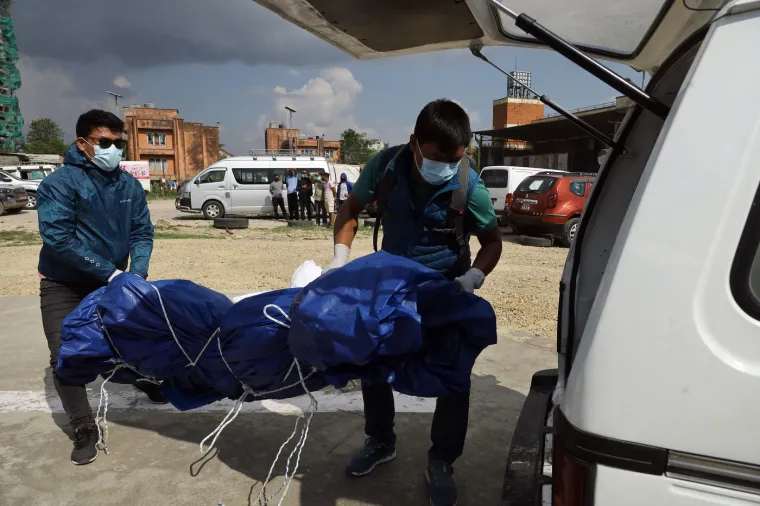 Abdul Waraich, 41, iz Švicarske i Amerikanac Puwei Liu, 55, umrli su od iscrpljenosti dok su se spuštali niz padine planine visoke 8.848,86 metara (29.031,69 stopa).