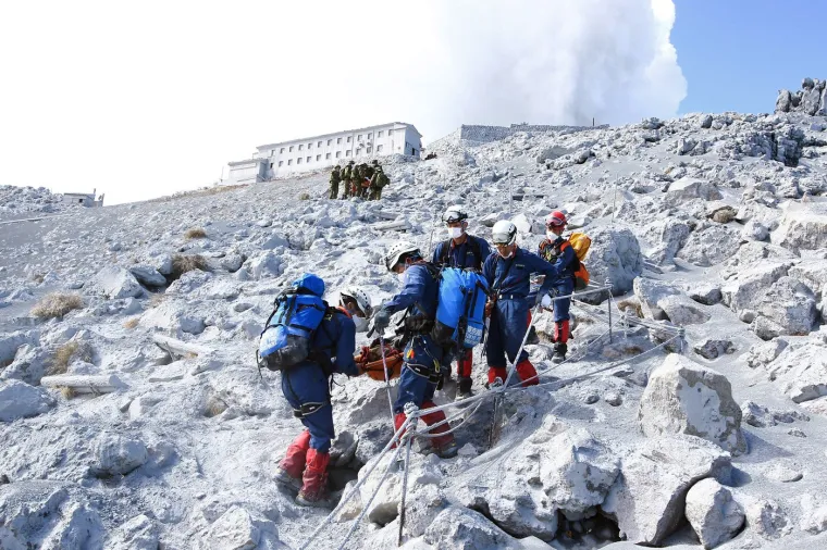 Vatrogasci su 2016.  spasili ozlijeđenog penjača na planini Ontake u prefekturi Nagano dan nakon erupcije vulkana. Vjeruje se da tijela najmanje 12 planinara leže negdje na planini Ontake koja još tinja.