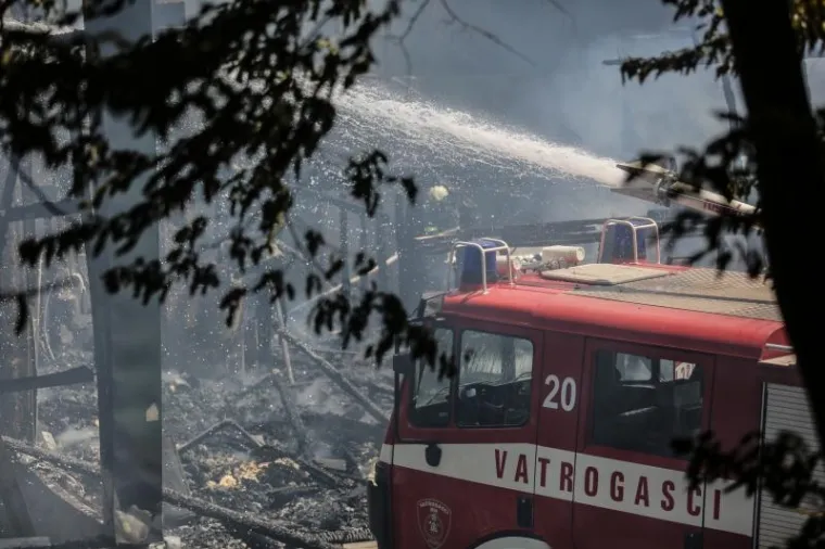 VATRA PROGUTALA ČITAV SPORTSKI CENTAR: Pogledajte razmjere požara koji je jutros buknuo nedaleko od centra Zagreba