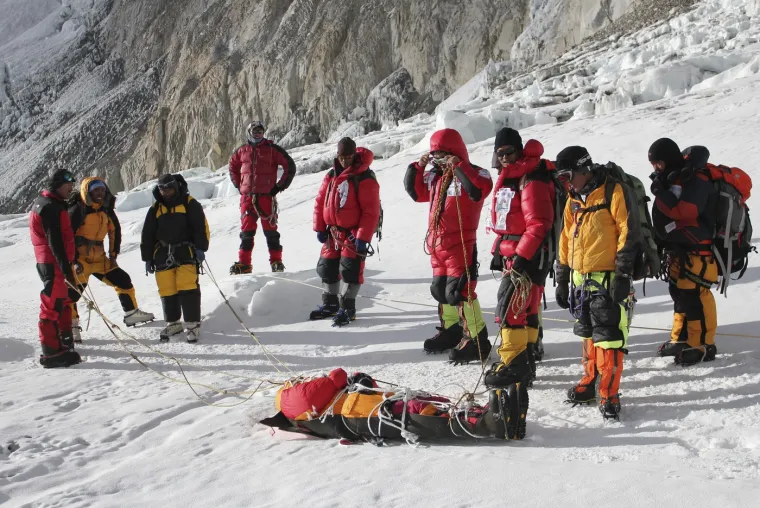 Ova slika snimljena 16. svibnja 2010. prikazuje nepalske šerpe nakon izvlačenja leševa penjača koji su ostali na najvišoj planini svijeta tijekom ekspedicije čišćenja Everesta na Mount Everestu. Skupina od 20 nepalskih penjača, uključujući neke vrhunske penjače, prikupila je 1800 kilograma smeća u visokorizičnoj ekspediciji čišćenja najvišeg vrha svijeta. Predvođen sedmerostrukim penjačem Namgyal Sherpom, tim je izdržao razrijeđen zrak i temperature ispod ništice kako bi očistio oko dvije tone smeća koje su za sobom ostavili planinari, uključujući prazne boce kisika i leševe. 
