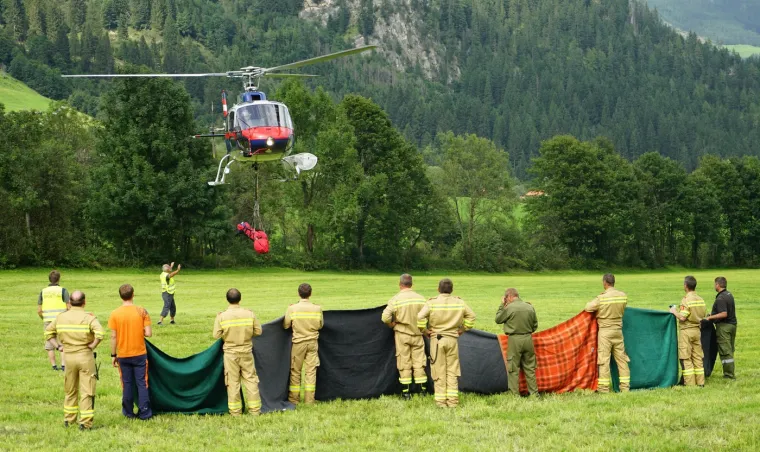 Helikopter je prenosio tijela iz Alpi, a uz pet mrtvih, jedna osoba je bila teško ozlijeđena. 