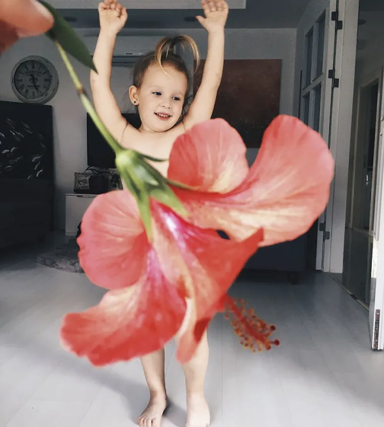 ODIJEVA KĆER U HRANU I CVIJEĆE: Igrajući se perspektivom, ova umjetnica stvara čarobne fotografije