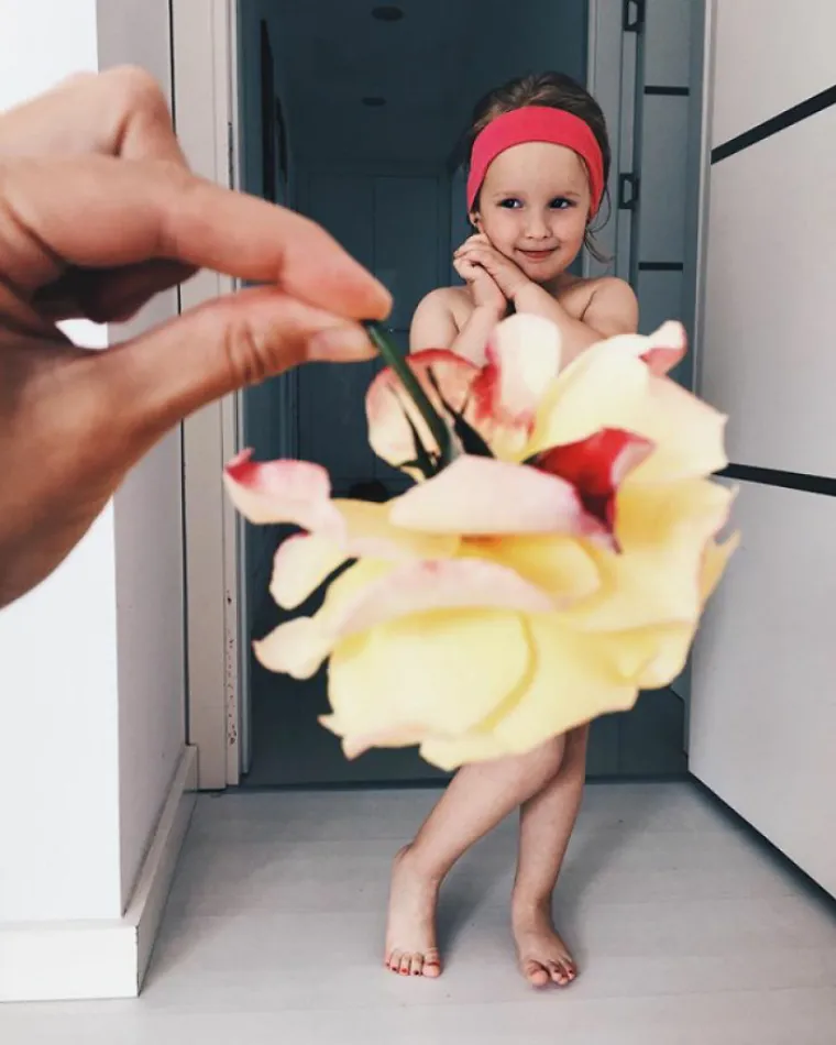 ODIJEVA KĆER U HRANU I CVIJEĆE: Igrajući se perspektivom, ova umjetnica stvara čarobne fotografije