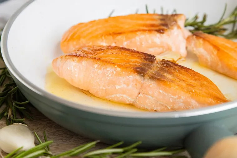 Kao jedan od najistaknutijih zdravih izbora ribe, losos ima mnogo toga za ponuditi u nutricionističkom smislu, sve dok je ulovljen na odgovoran način. &apos;&apos;Losos ima visok udio omega-3 masnih kiselina i vitamina D, te svestran i blag okus&apos;&apos;, navodi Carli. Ova prekrasna riba pruža jako velike mogućnosti pripreme. Dobra je marinirana u soku limete ili roštilju. Ukusna u salatama, tjestenini, ribljim tacosima i pečena na različite načine. Osim toga konzervirani losos je pristupačna opcija koja se i dalje može pohvaliti fantastičnim okusom.