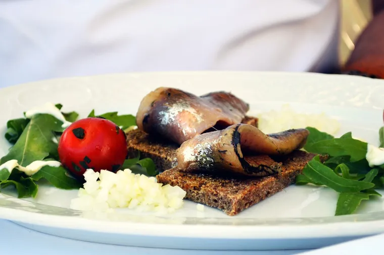 Kada birate ribu koja se nalazi nisko u hranidbenom lancu haringa je jedan od najboljih izbora. &quot;Haringa je bogata omega-3 masnim kiselinama i vitaminom B12, a obično je dostupna ukiseljena ili dimljena&quot;, objašnjava Carli. Osim toga haringa je dostupna u konzervi, a izvrsno se slaže s krekerima od cjelovitih žitarica, u salatama ili pirjana s aromatičnim sastojcima. Ako slučajno naletite na svježe filete haringa je savršena za brza prženja ili paniranje u panko mrvicama.