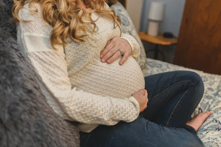 14. Progesteron i raspoloženje u trudnoći: Hormoni mogu promijeniti tijelo tijekom trudnoće na iznenađujuće načine. Na primjer, u prvom tromjesečju trudnoće povećava se razina progesterona, što često uzrokuje promjene raspoloženja.