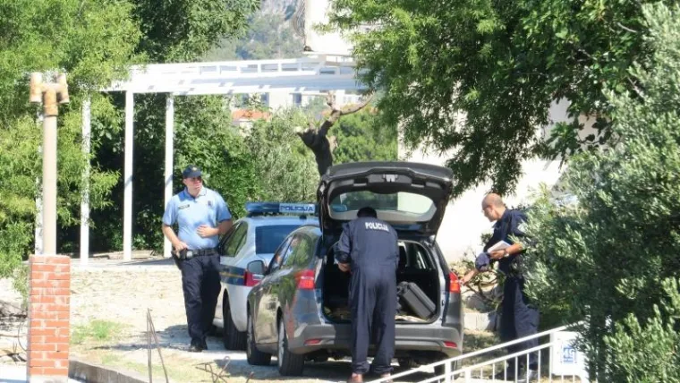 Splitska policija u četvrtak navečer pronašla je tijelo mrtvog muškarca u septičkoj jami kuće Makaranina koji je u subotu izvršio samoubojstvo. Pretpostavljaju da tijelo ponađeno u septičkoj jami pripada Splićaninu Anti Zovku koji je nestao prije 40 dana i za kojim se tragalo.