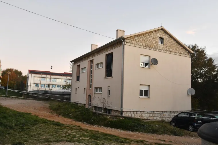 Tužne slike na mjestu velike tragedije u Kninu. Lampion i smrvljeno staklo