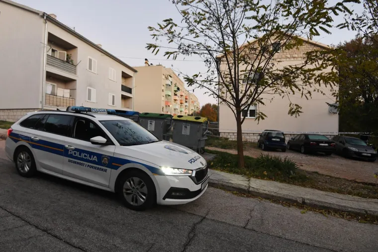 Tužne slike na mjestu velike tragedije u Kninu. Lampion i smrvljeno staklo