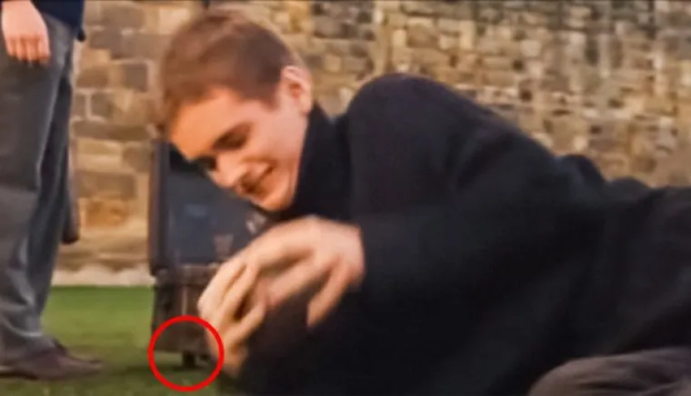 U "Harry Potteru i kamenu mudraca" kovčeg u kojem stoje začarane kugle (uključujući i ovu s kojom se Oliver Wood bori) trebao bi se tresti zbog nekih čarobnih razloga. Ali možemo vidjeti da je tajanstveni mehanizam ono što zapravo pokreće kovčeg.
