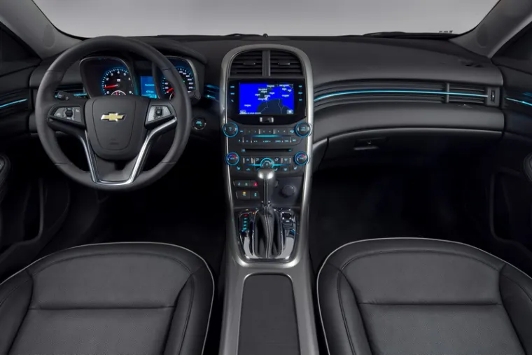 Interijer Malibua također je, poput vanjskog dizajna, prepoznatljivo Chevroletovo dijelo. Unutrašnjošću dominira veliki (7”) zaslon u boji osjetljiv na dodir (serijski kod LTZ paketa opreme).