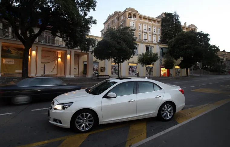 Chevrolet Malibu dolazi s jamstvom u trajanju tri godine ili 100.000 kilometara, šestogodišnjim jamstvom na prohrđavanje te jednogodišnjim pravom korištenja cestovne pomoći u slučaju kvara.