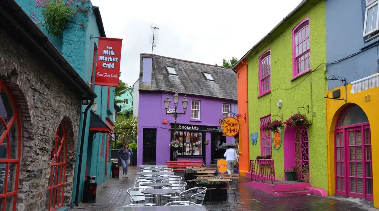 14. Kinsale, Irska: Ulični krajolik Kinsalea prošaran je šarenim pročeljima trgovina koje uljepšavaju ovaj povijesni ribarski gradić u okrugu Cork.
